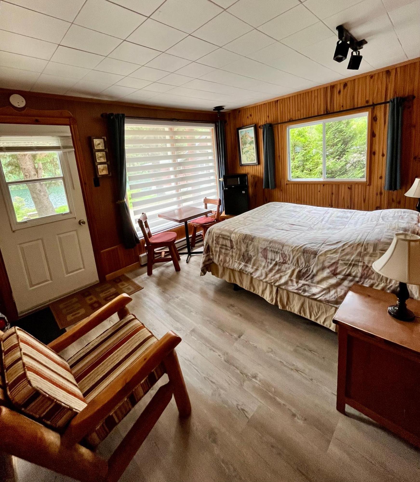 Kan-A-Mouche Pourvoirie Auberge Et Chalets แซ็งต์-มิเชล-เดส์-แซ็งส์ ภายนอก รูปภาพ