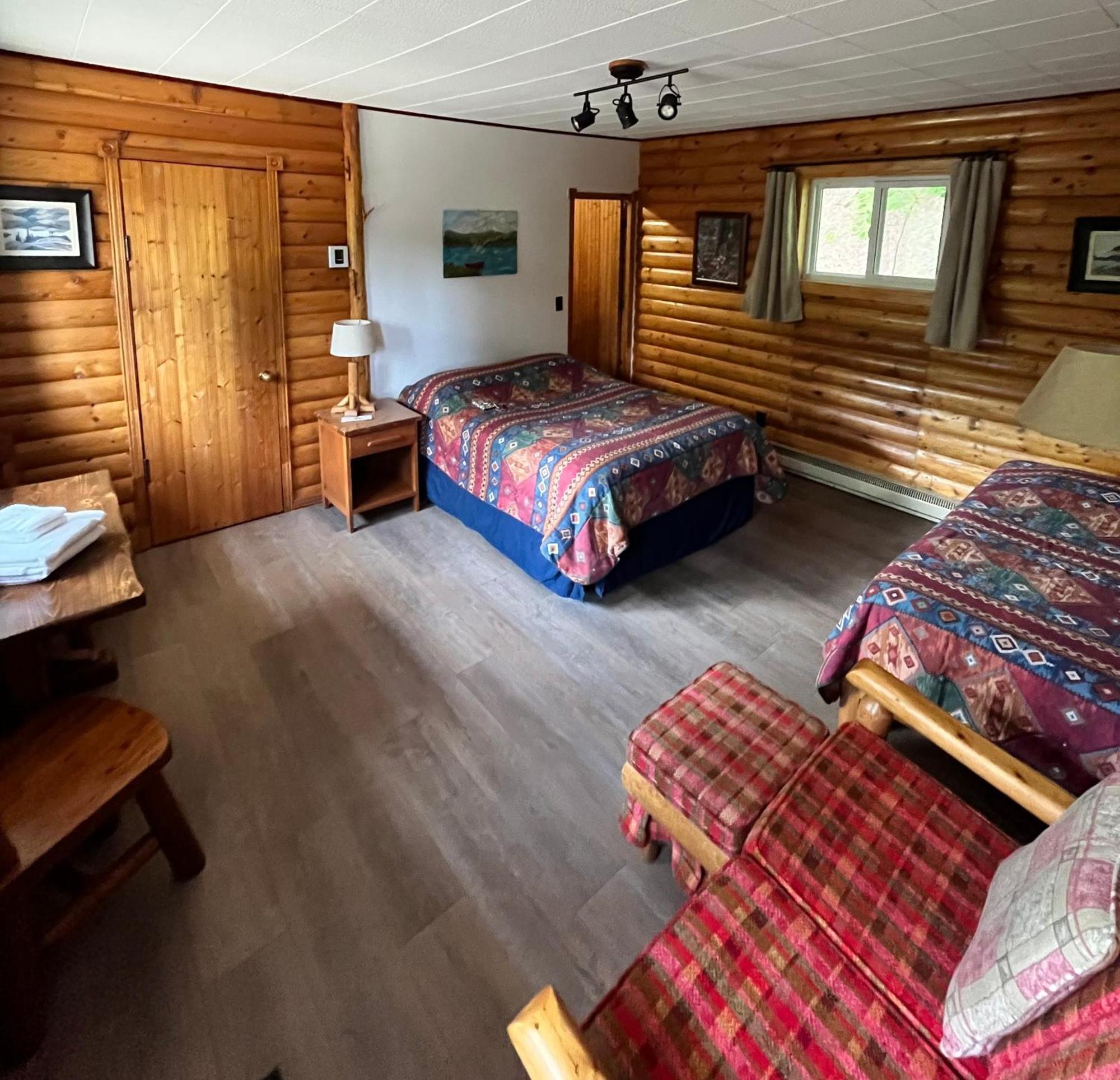 Kan-A-Mouche Pourvoirie Auberge Et Chalets แซ็งต์-มิเชล-เดส์-แซ็งส์ ภายนอก รูปภาพ