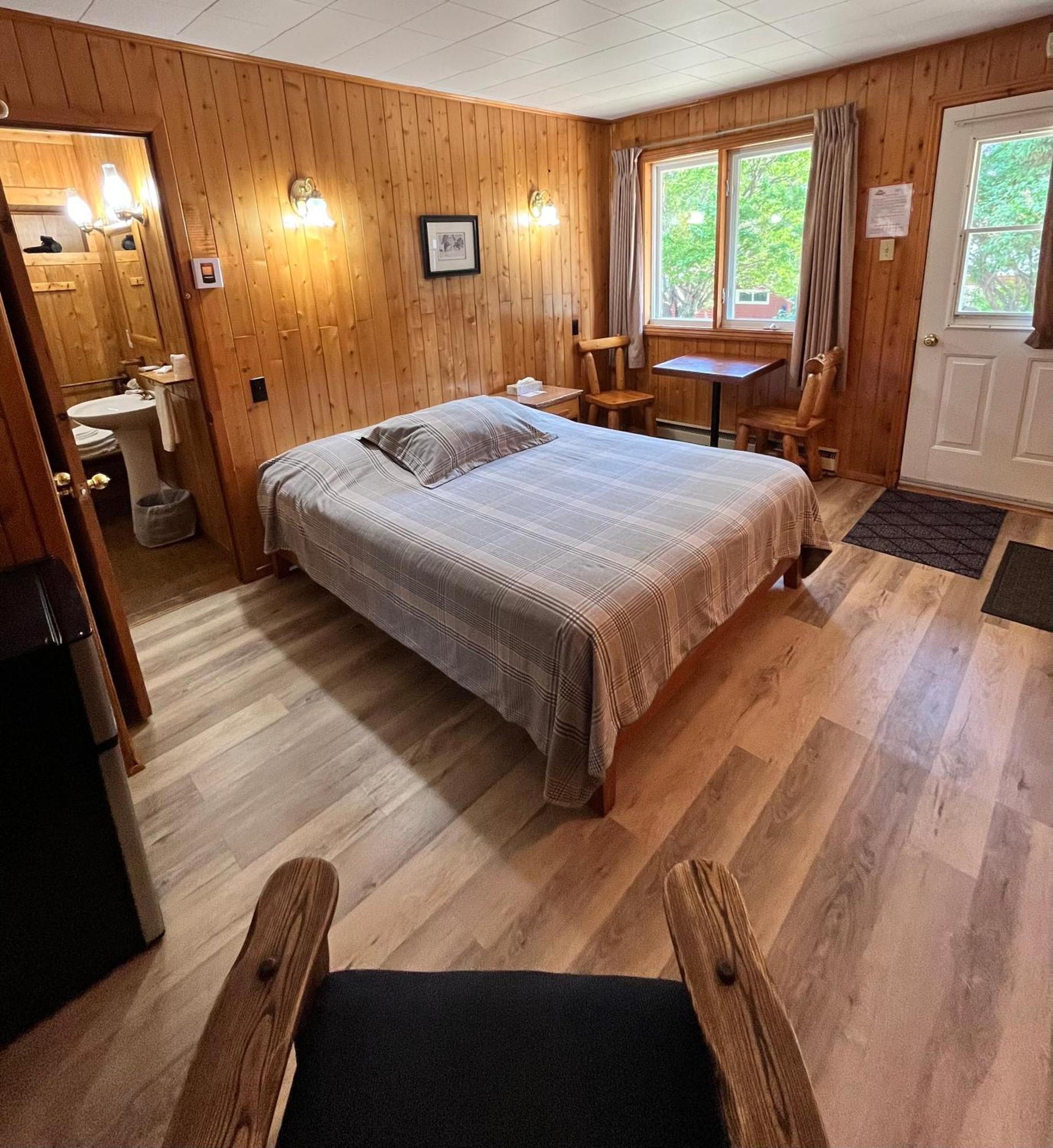 Kan-A-Mouche Pourvoirie Auberge Et Chalets แซ็งต์-มิเชล-เดส์-แซ็งส์ ภายนอก รูปภาพ