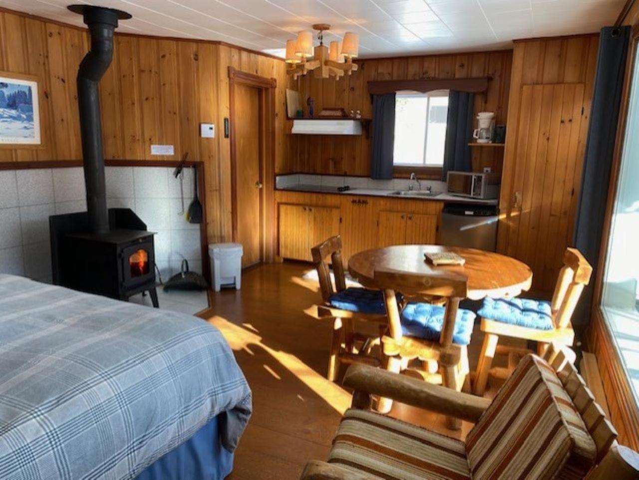Kan-A-Mouche Pourvoirie Auberge Et Chalets แซ็งต์-มิเชล-เดส์-แซ็งส์ ภายนอก รูปภาพ