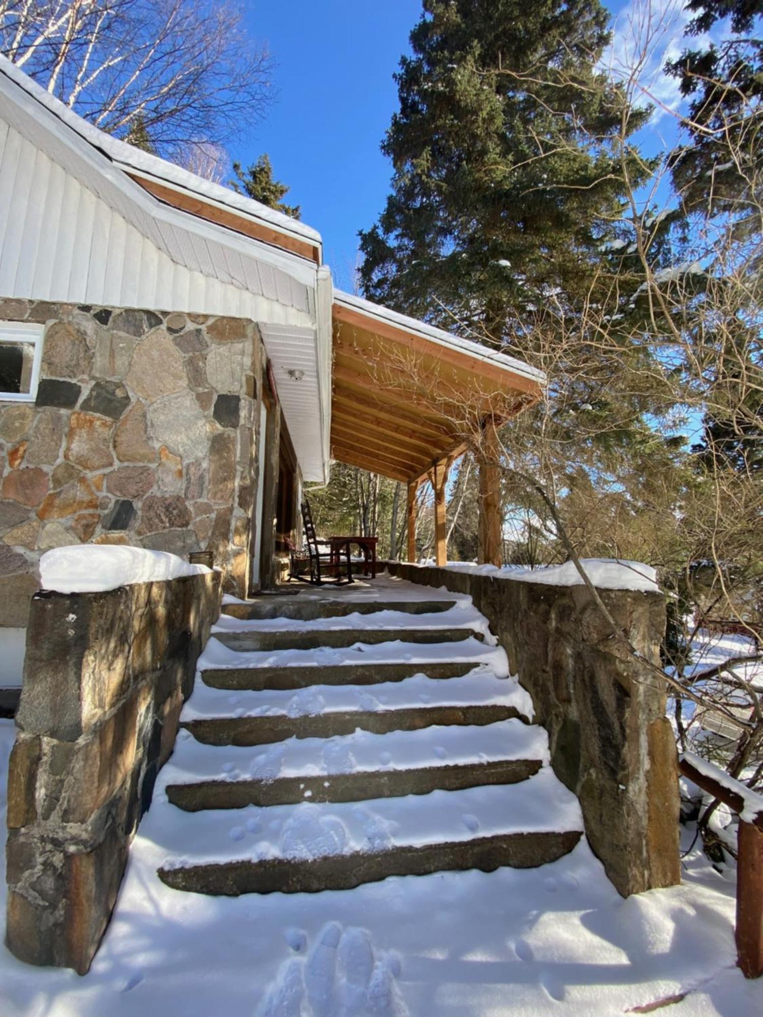 Kan-A-Mouche Pourvoirie Auberge Et Chalets แซ็งต์-มิเชล-เดส์-แซ็งส์ ภายนอก รูปภาพ