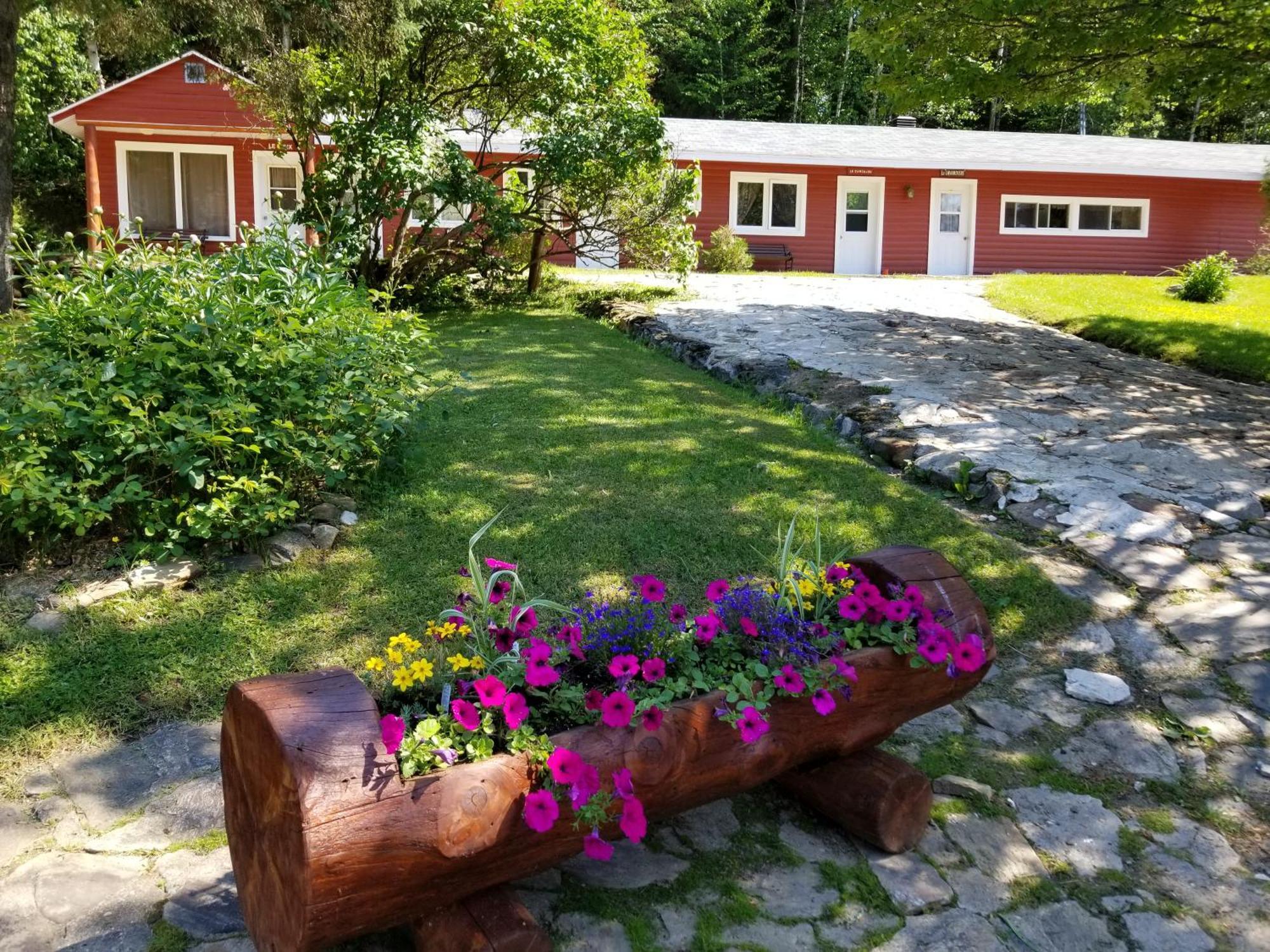 Kan-A-Mouche Pourvoirie Auberge Et Chalets แซ็งต์-มิเชล-เดส์-แซ็งส์ ภายนอก รูปภาพ